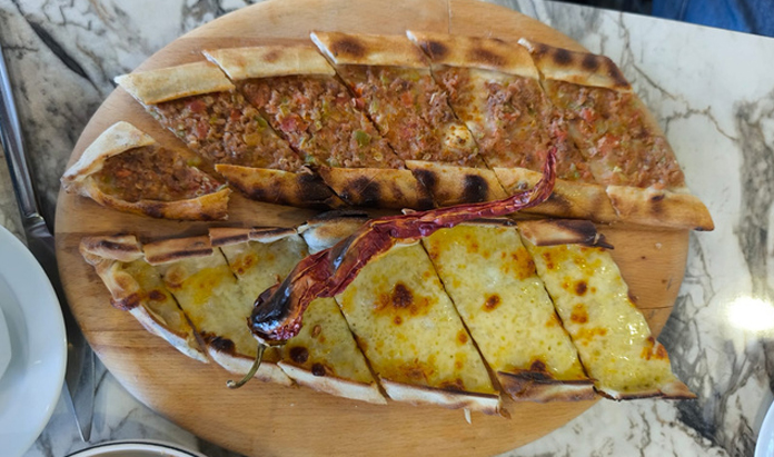 トルコ風ピザ(ピデ)